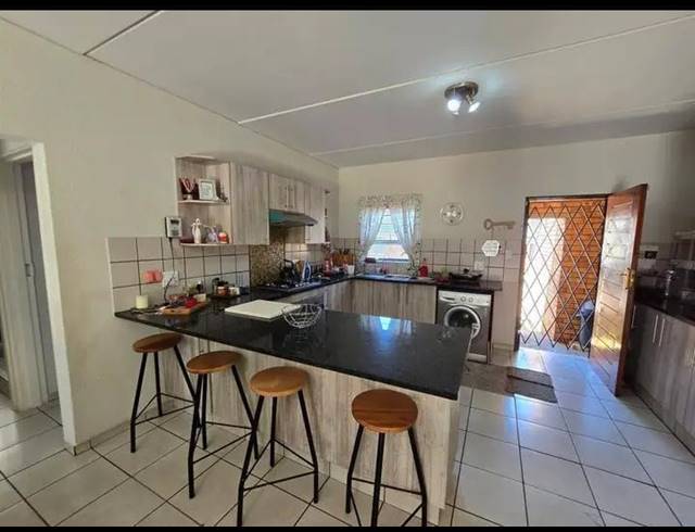 2 BEDROOM TOWNHOUSE FOR SALE IN GERMISTON WEST